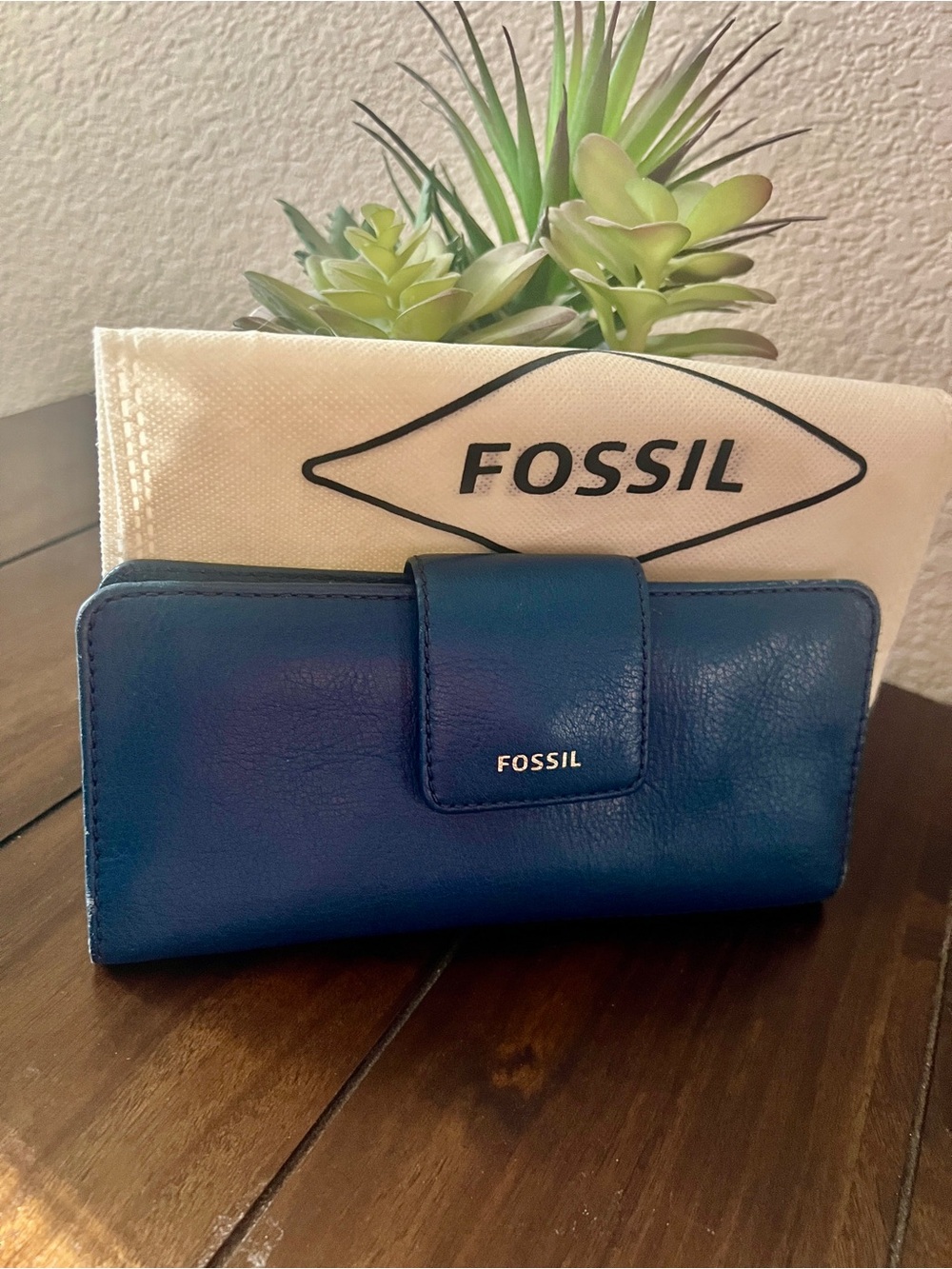 EUC Fossil women’s wallet in a rich navy/blue color with gold-tone Fossil logo